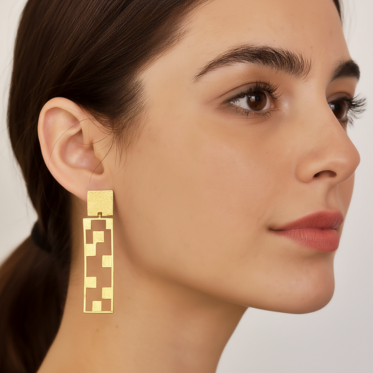 Pendientes CASSANDRE bañados en oro - Diseño con carácter-1