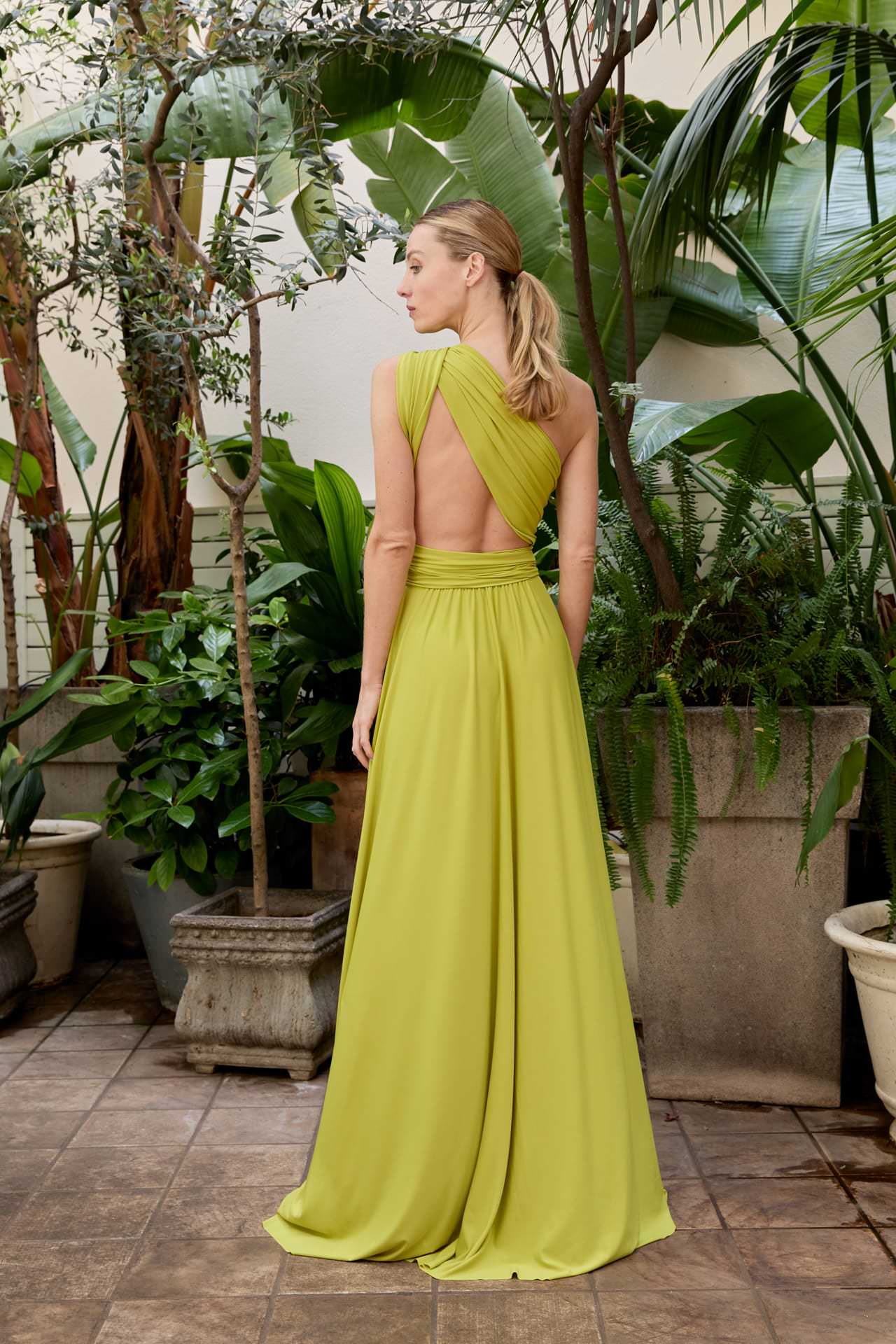 Robe longue multi-positions avec fente – élégance modulable