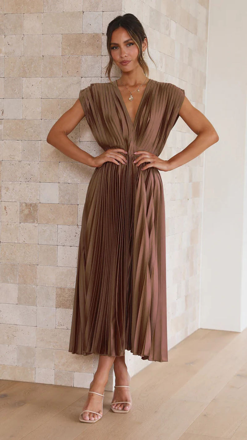Robe longue plissée à col V – élégance lumineuse d’été