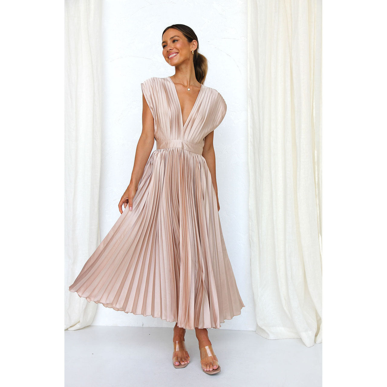 Robe longue plissée à col V – élégance lumineuse d’été