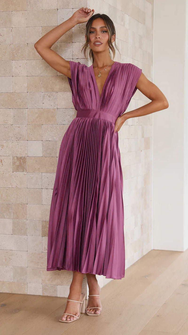 Robe longue plissée à col V – élégance lumineuse d’été