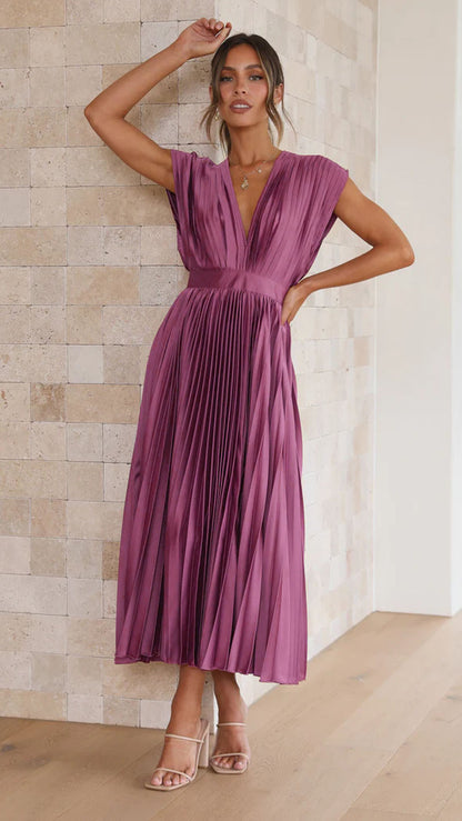 Robe longue plissée à col V – élégance lumineuse d’été