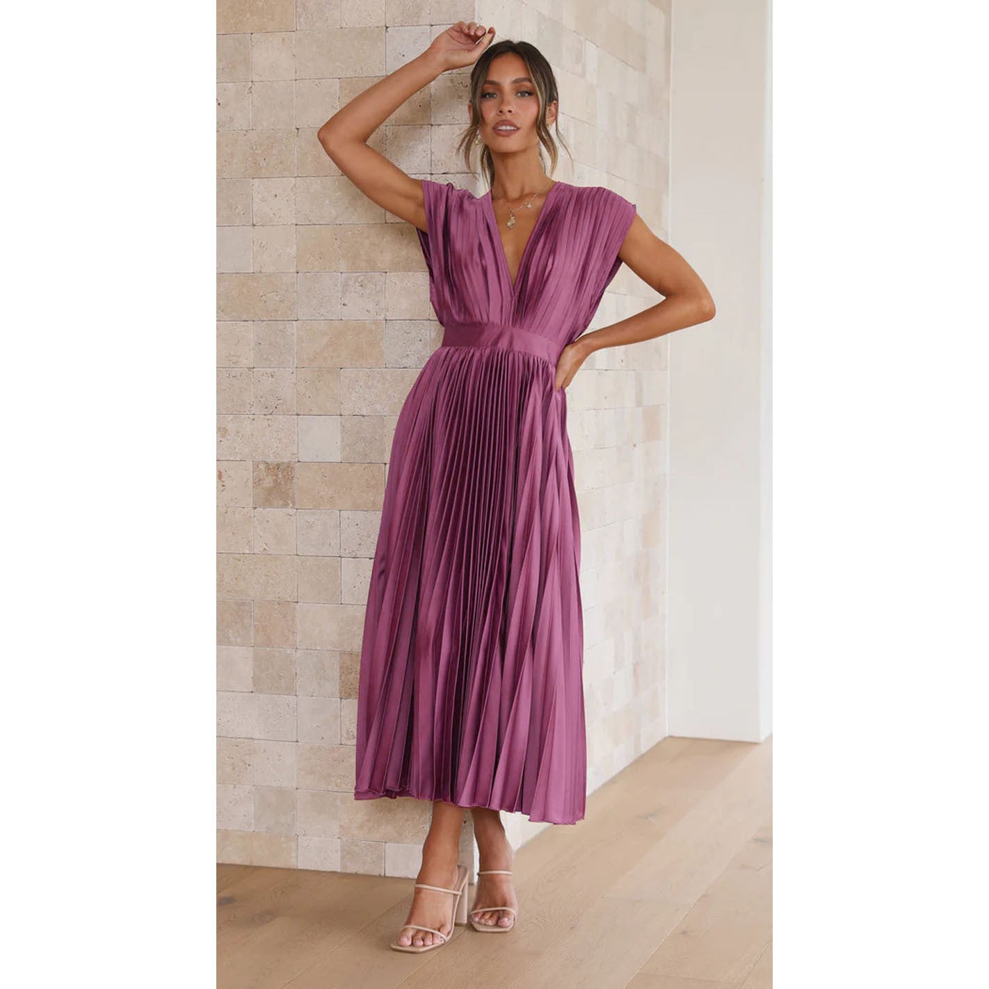 Robe longue plissée à col V – élégance lumineuse d’été