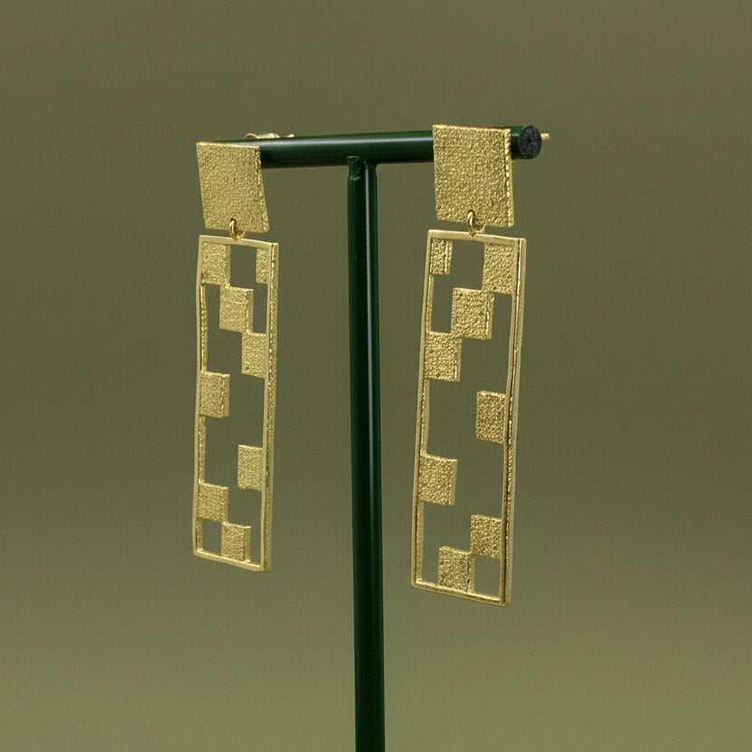Pendientes CASSANDRE bañados en oro - Diseño con carácter-3