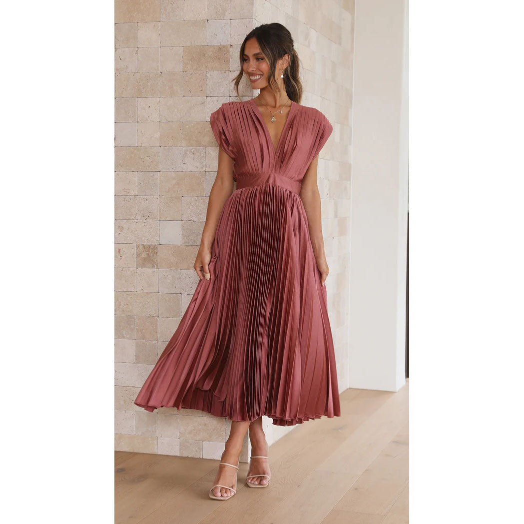 Robe longue plissée à col V – élégance lumineuse d’été