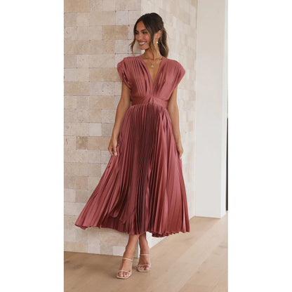 Robe longue plissée à col V – élégance lumineuse d’été