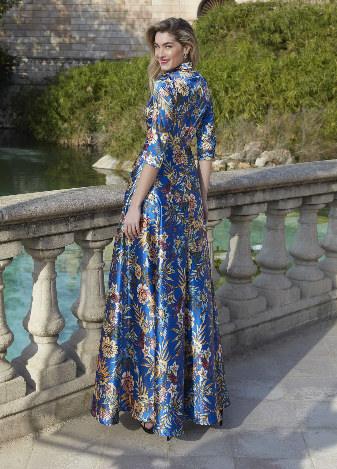 Robe longue à imprimé floral – élégance aux tons précieux. LUGO