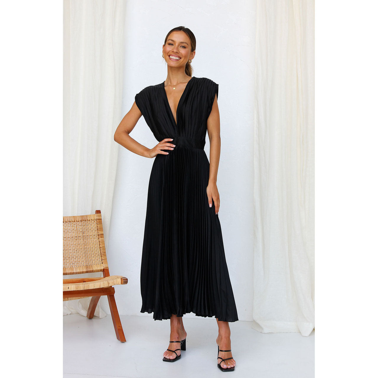 Robe longue plissée à col V – élégance lumineuse d’été