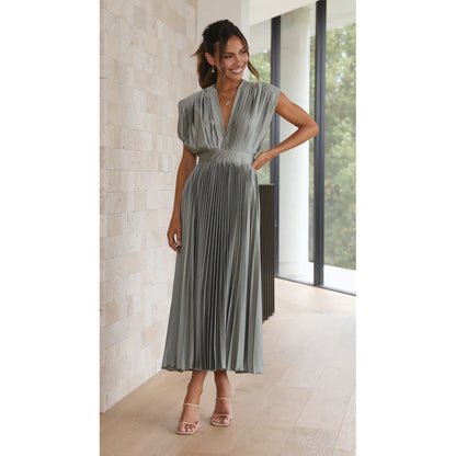 Robe longue plissée à col V – élégance lumineuse d’été